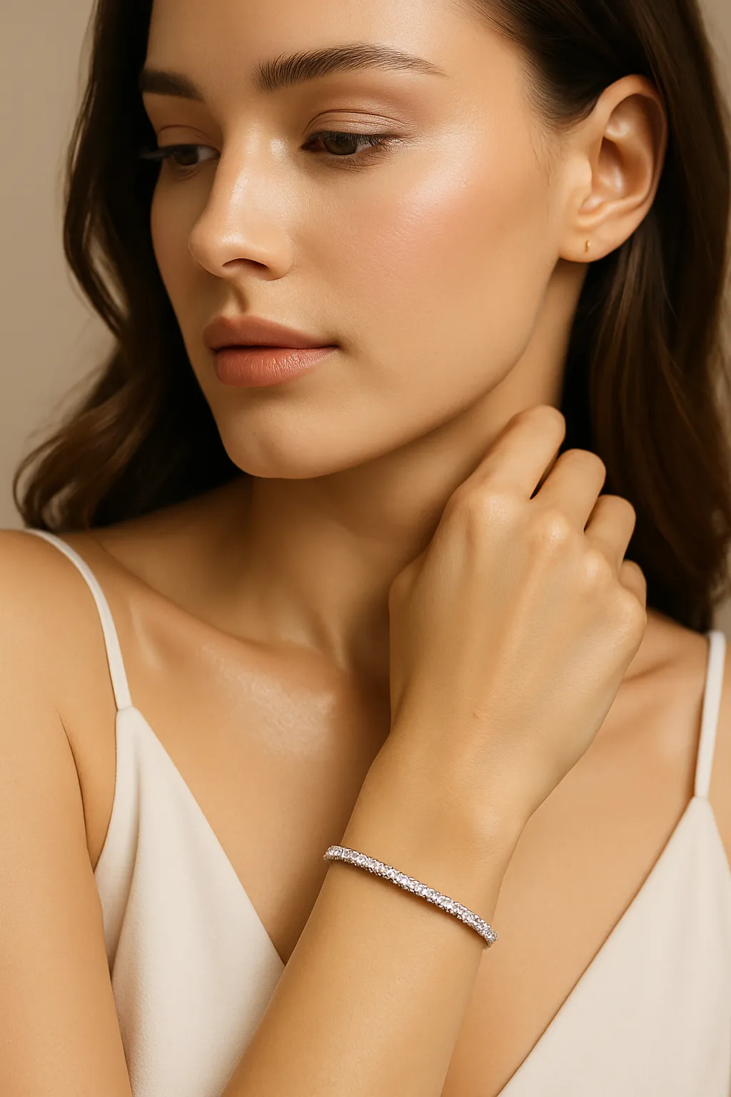 Eine Frau mit Weißgold Armbänder